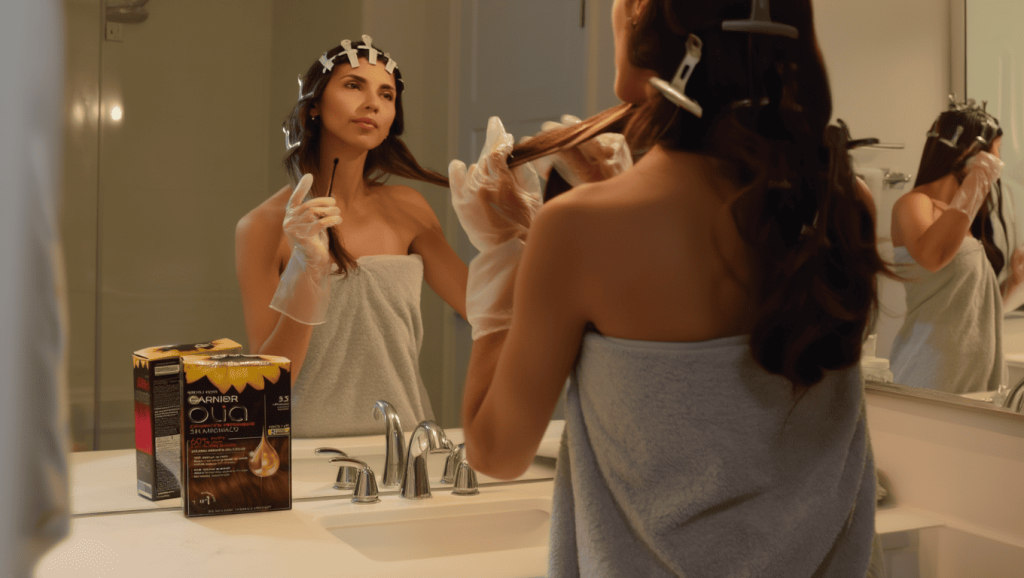 femme qui fait une coloration olia