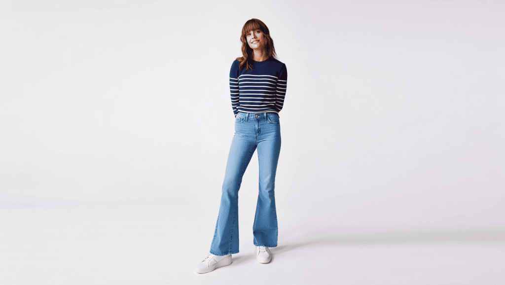 femme qui porte un jean sézane