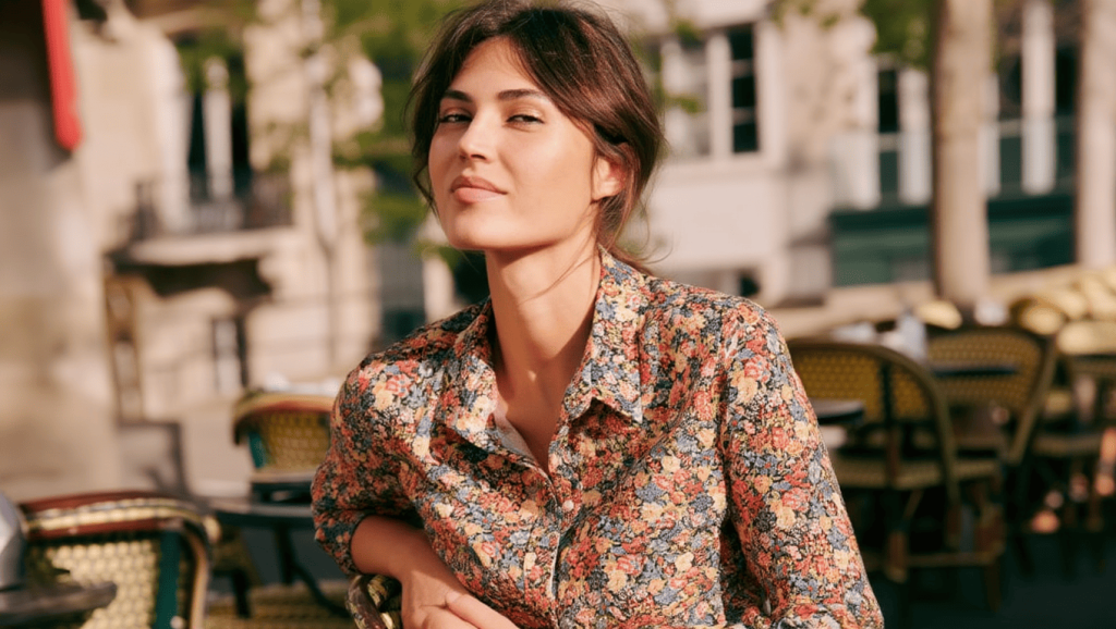 Une femme qui porte une chemise Sézane