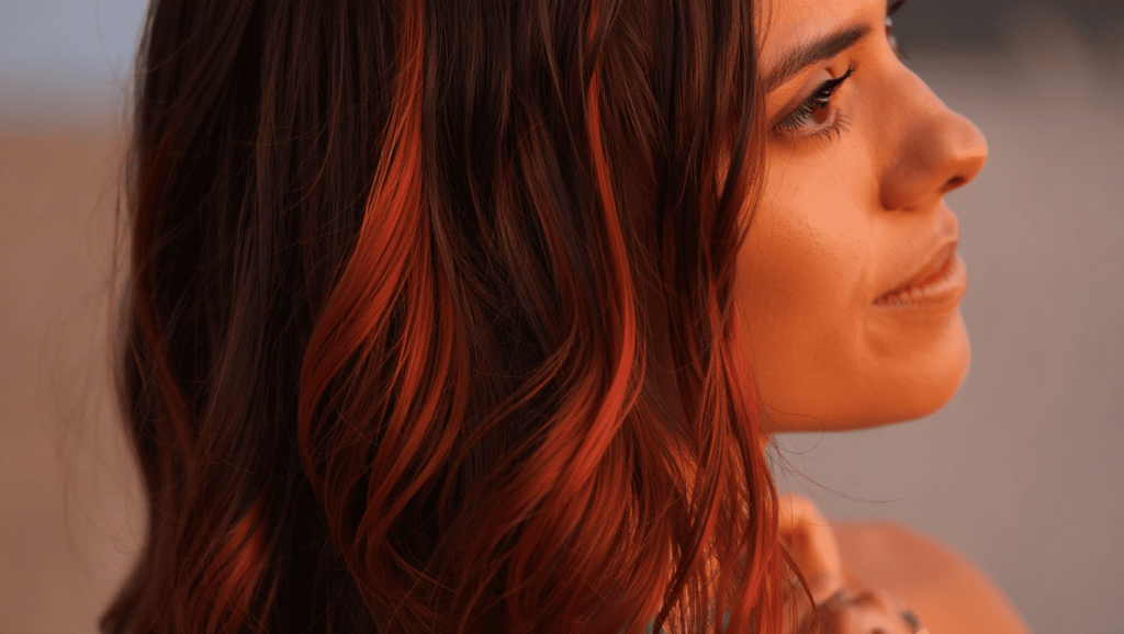 femme qui fait une coloration avec du henné