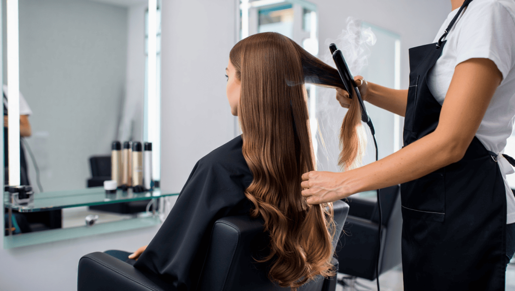 Une femme qui fait un lissage au tanin