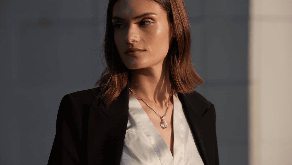 Une femme qui porte un collier Swarovski