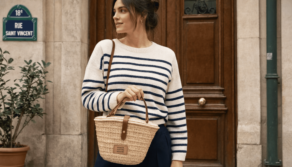 Une femme qui porte le panier Justine de Sézane